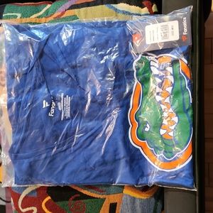 Gator shirt. Size women's medium